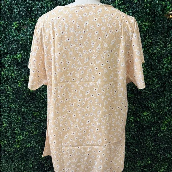 Peach Daisy Flutter Sleeve V-Neck Blouse - Picture 2 of 3
